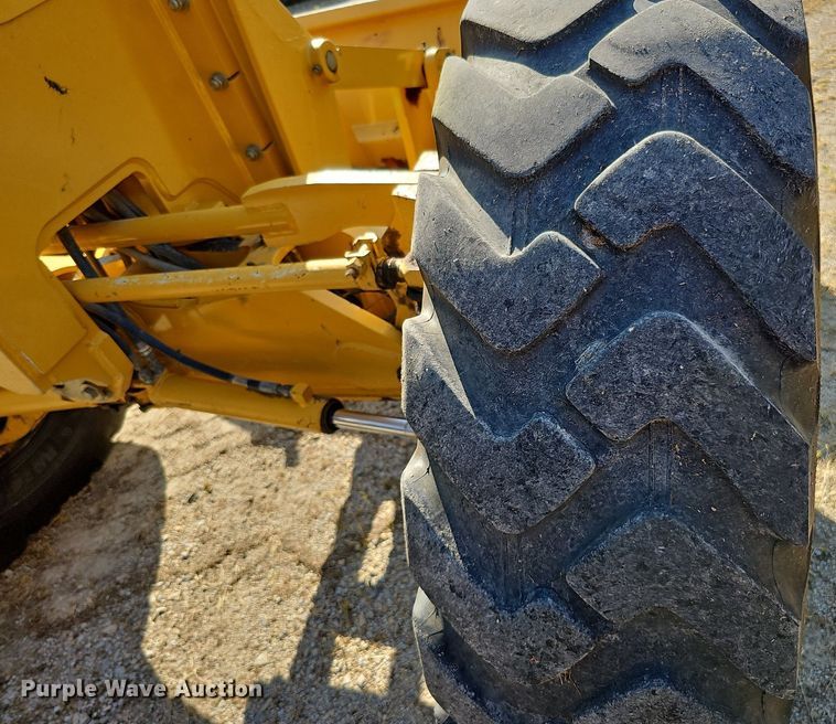 image for item DQ1114 2010 John Deere 672G  motor grader