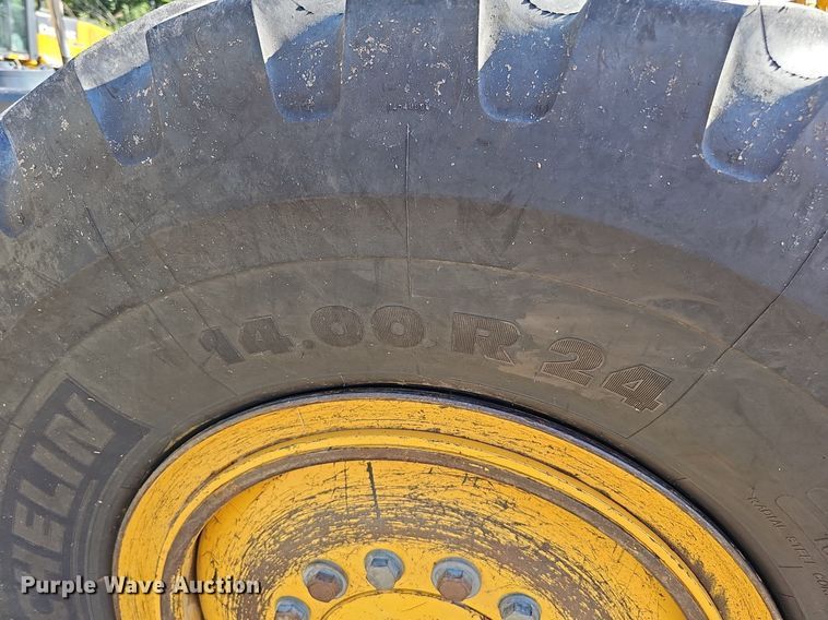 image for item DQ1114 2010 John Deere 672G  motor grader