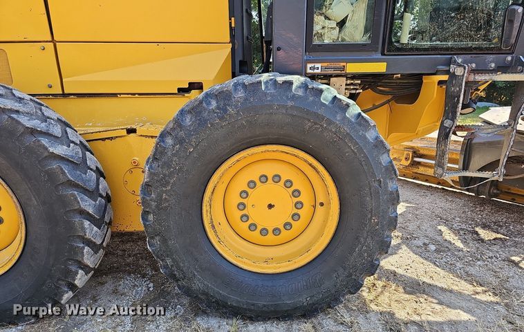 image for item DQ1114 2010 John Deere 672G  motor grader