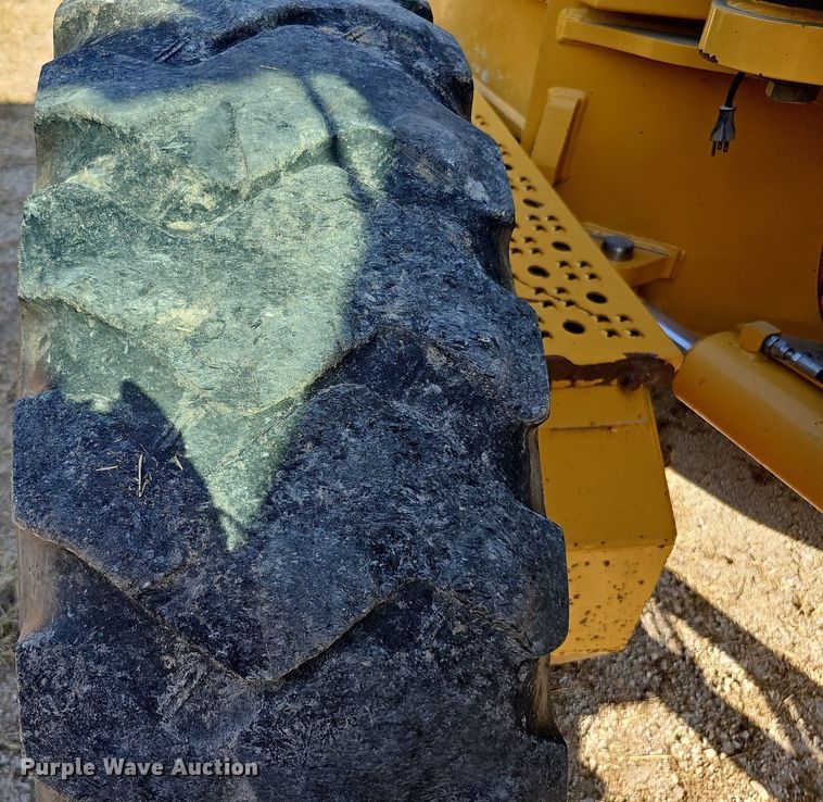 image for item DQ1114 2010 John Deere 672G  motor grader