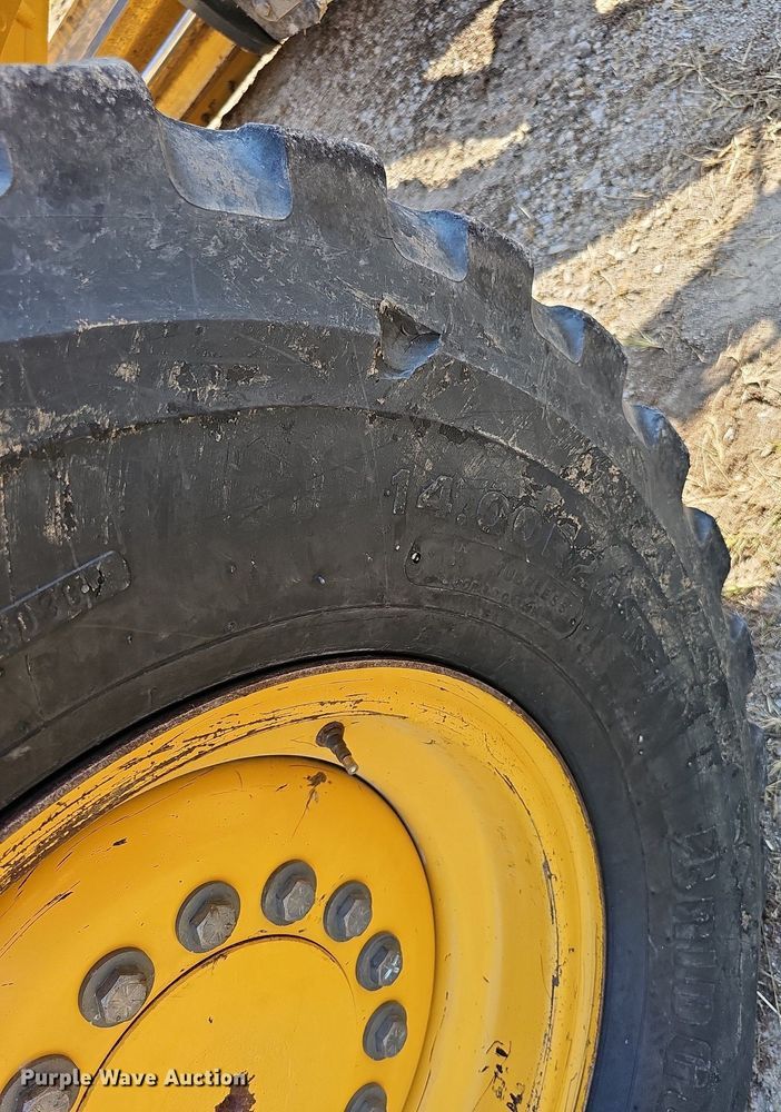 image for item DQ1114 2010 John Deere 672G  motor grader