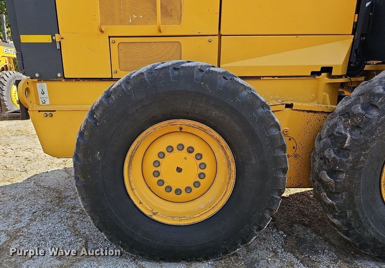 image for item DQ1114 2010 John Deere 672G  motor grader