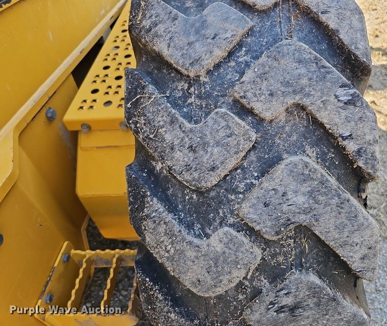 image for item DQ1114 2010 John Deere 672G  motor grader