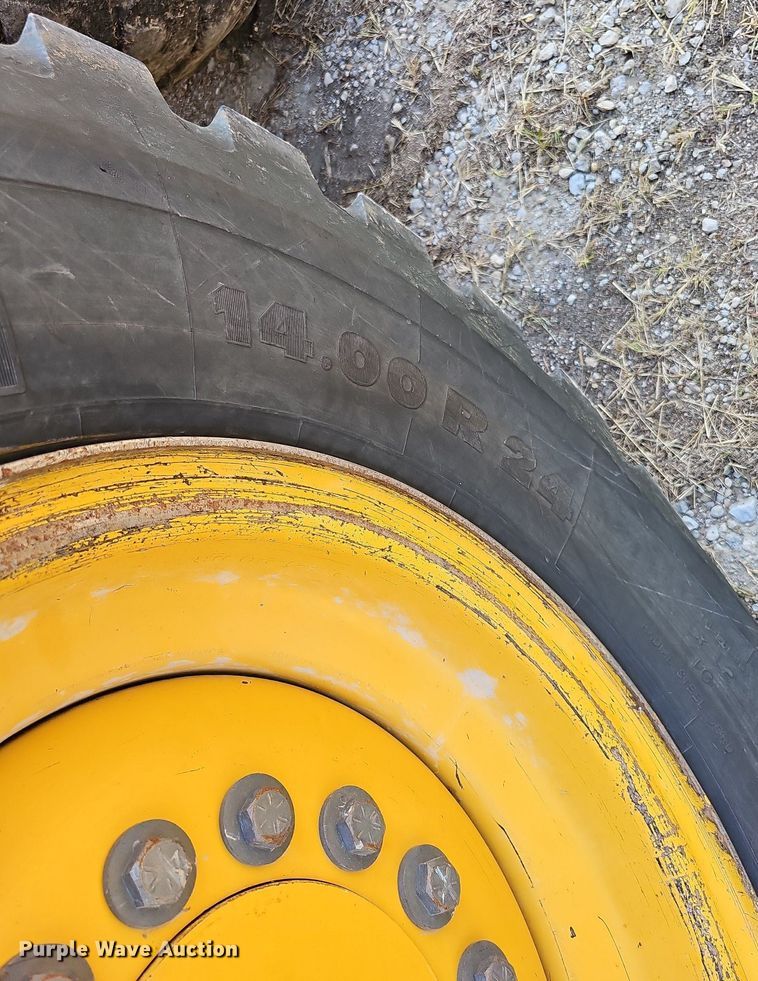 image for item DQ1114 2010 John Deere 672G  motor grader