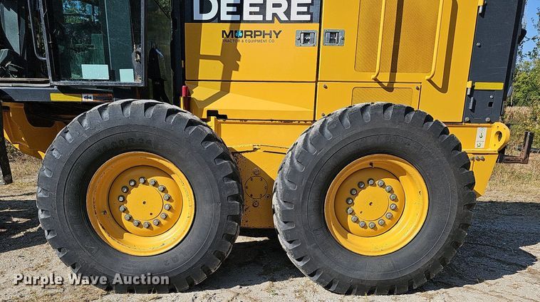 image for item DQ1114 2010 John Deere 672G  motor grader