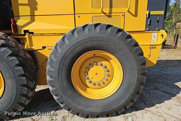 image for item DQ1114 2010 John Deere 672G  motor grader