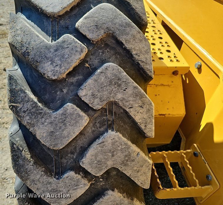 image for item DQ1114 2010 John Deere 672G  motor grader