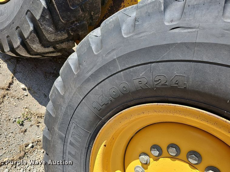 image for item DQ1114 2010 John Deere 672G  motor grader