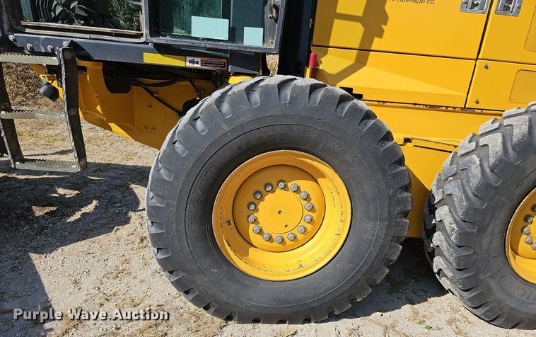 image for item DQ1114 2010 John Deere 672G  motor grader