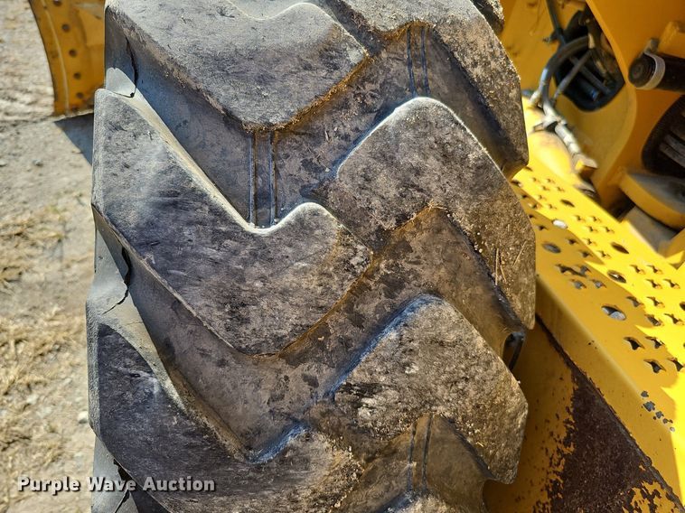 image for item DQ1114 2010 John Deere 672G  motor grader