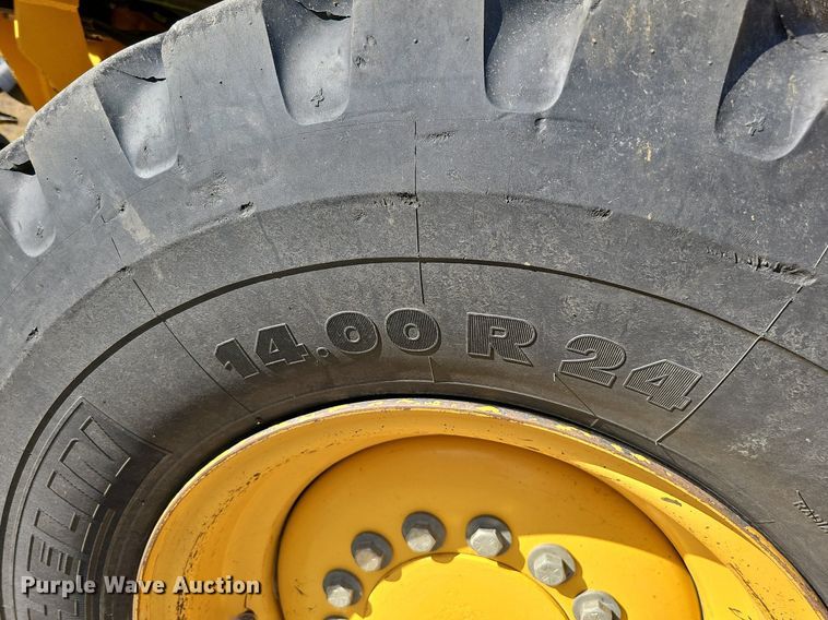 image for item DQ1114 2010 John Deere 672G  motor grader