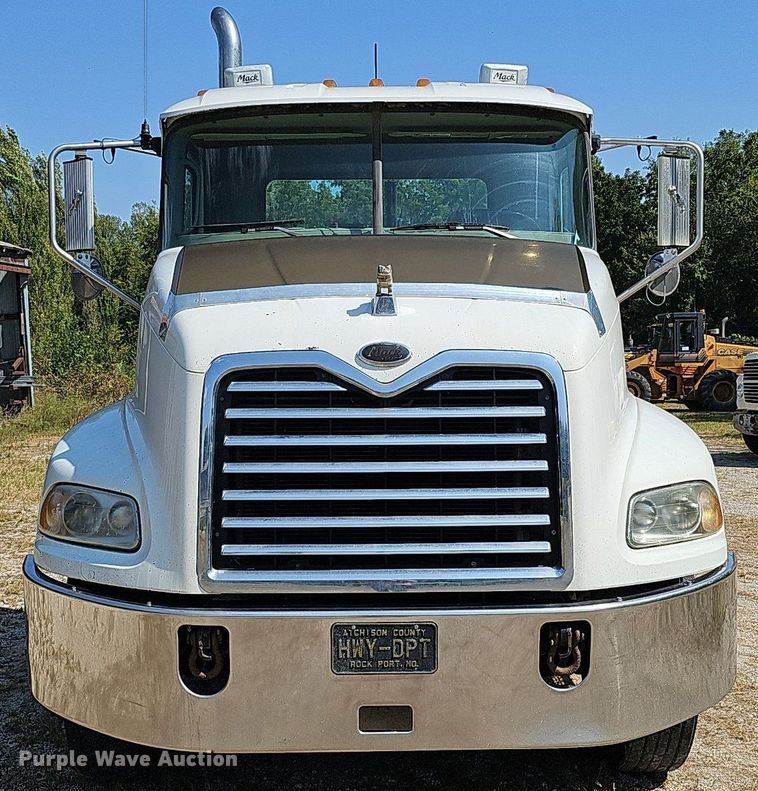 image for item DQ1117 2007 Mack CXN613  semi truck