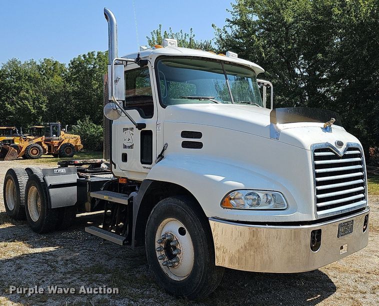 image for item DQ1117 2007 Mack CXN613  semi truck