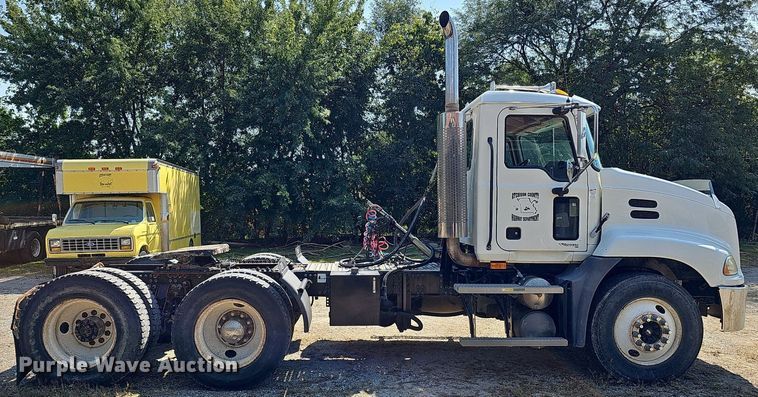 image for item DQ1117 2007 Mack CXN613  semi truck