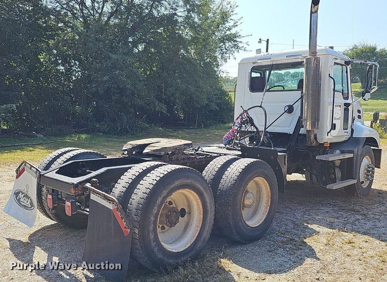 image for item DQ1117 2007 Mack CXN613  semi truck