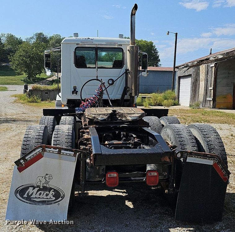 image for item DQ1117 2007 Mack CXN613  semi truck