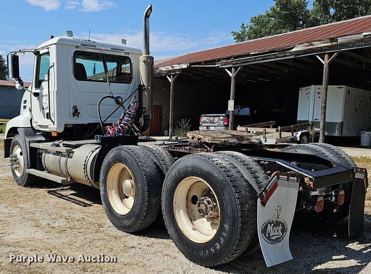 image for item DQ1117 2007 Mack CXN613  semi truck