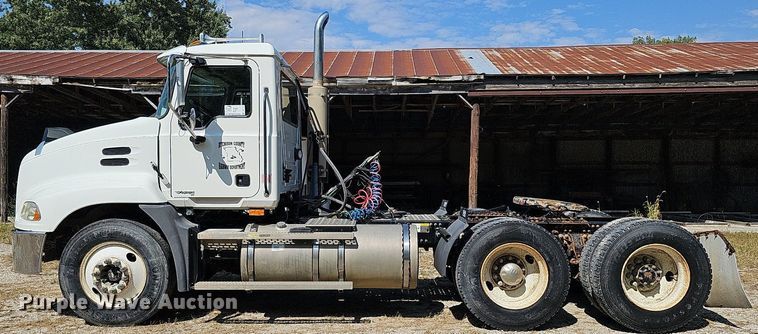 image for item DQ1117 2007 Mack CXN613  semi truck