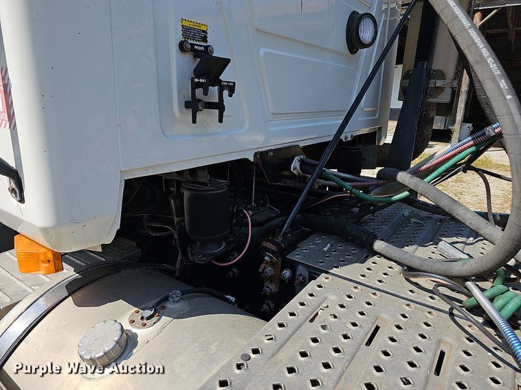 image for item DQ1117 2007 Mack CXN613  semi truck