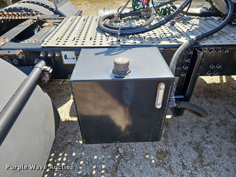 image for item DQ1117 2007 Mack CXN613  semi truck