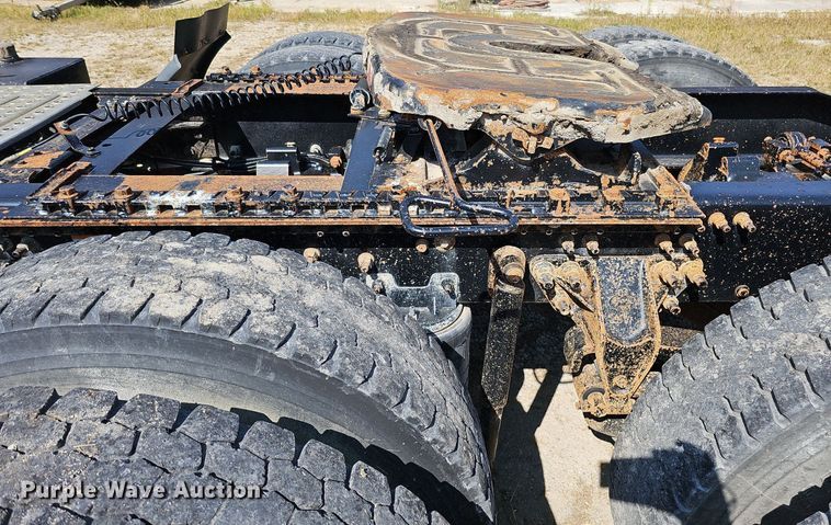 image for item DQ1117 2007 Mack CXN613  semi truck