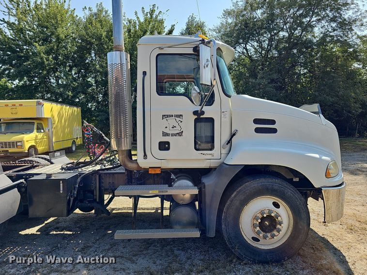 image for item DQ1117 2007 Mack CXN613  semi truck