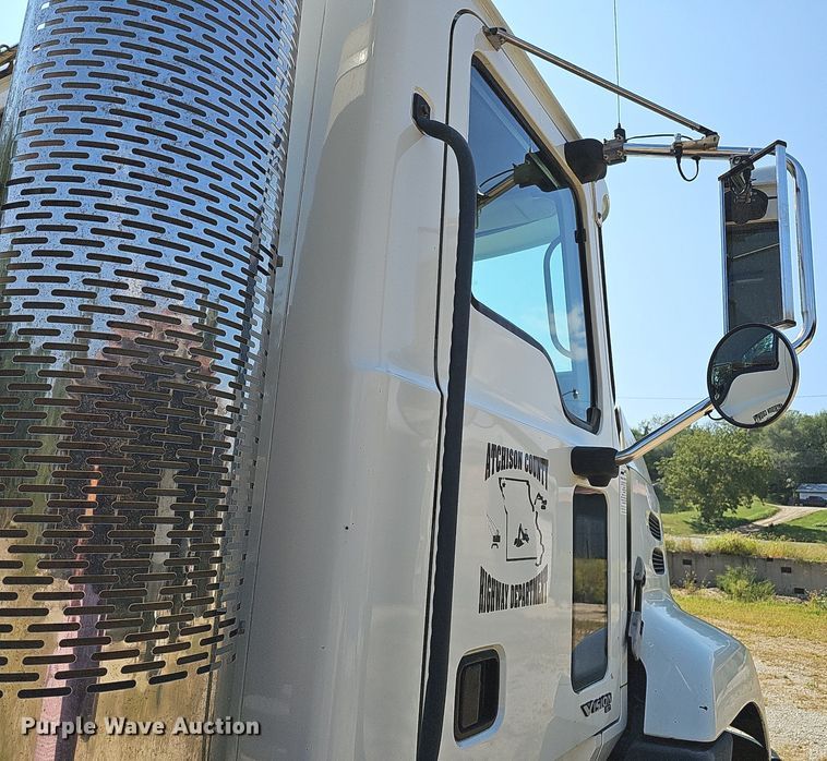 image for item DQ1117 2007 Mack CXN613  semi truck