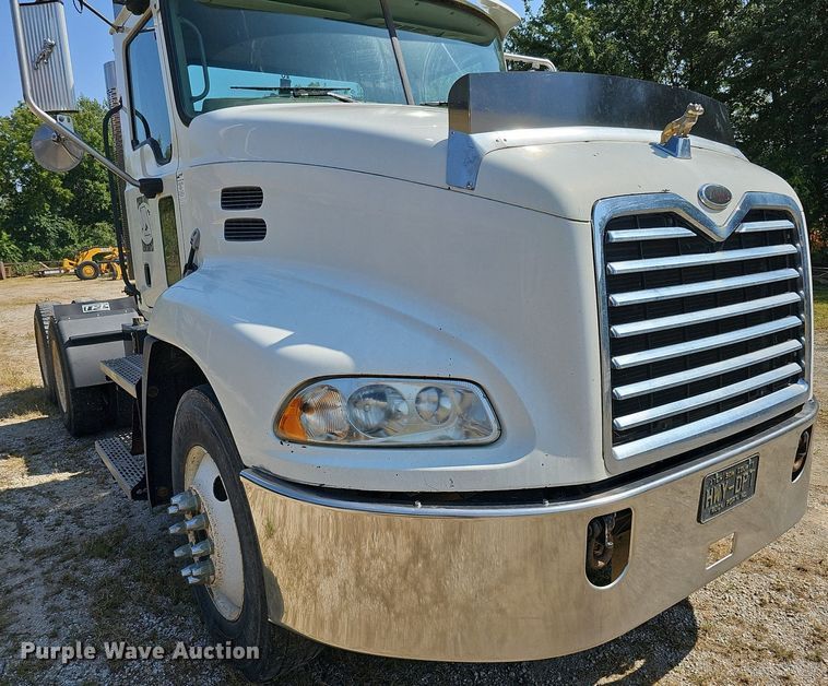 image for item DQ1117 2007 Mack CXN613  semi truck