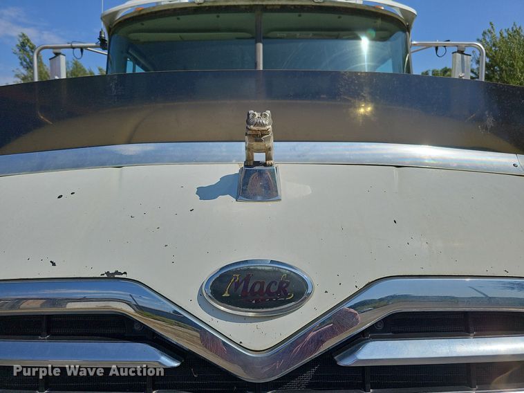 image for item DQ1117 2007 Mack CXN613  semi truck