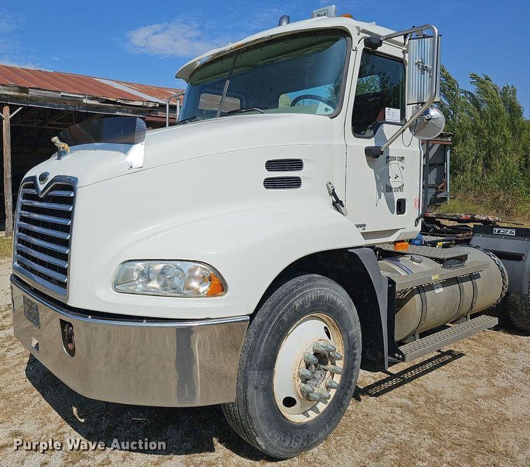 image for item DQ1117 2007 Mack CXN613  semi truck