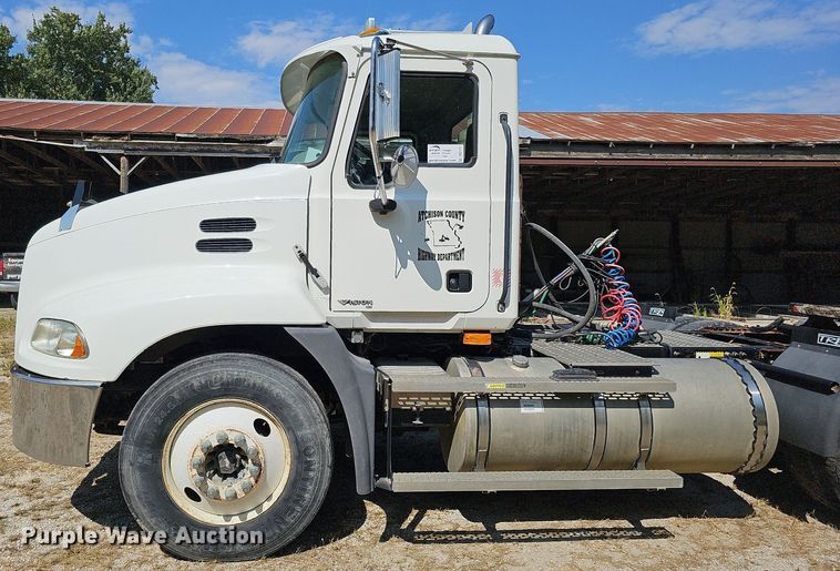 image for item DQ1117 2007 Mack CXN613  semi truck