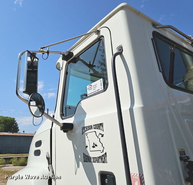 image for item DQ1117 2007 Mack CXN613  semi truck