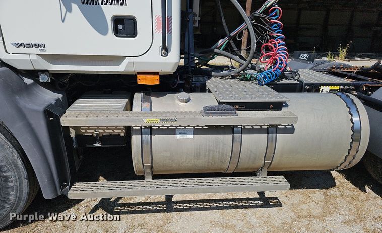 image for item DQ1117 2007 Mack CXN613  semi truck