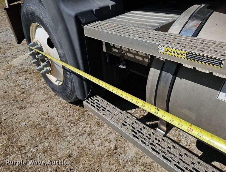 image for item DQ1117 2007 Mack CXN613  semi truck