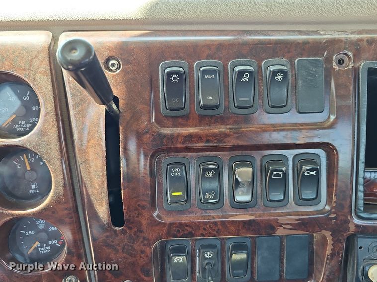 image for item DQ1117 2007 Mack CXN613  semi truck