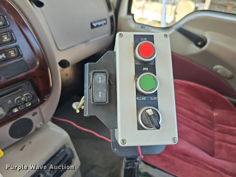 image for item DQ1117 2007 Mack CXN613  semi truck