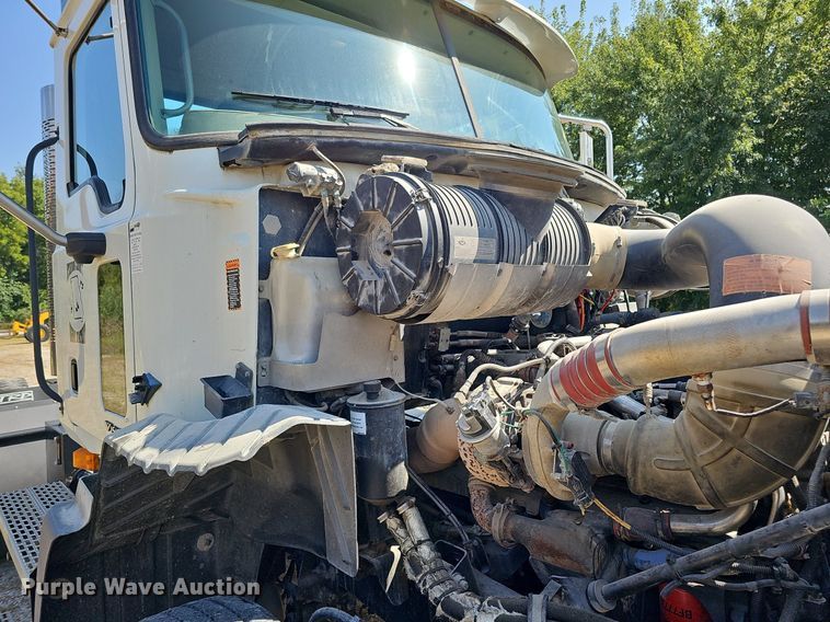 image for item DQ1117 2007 Mack CXN613  semi truck