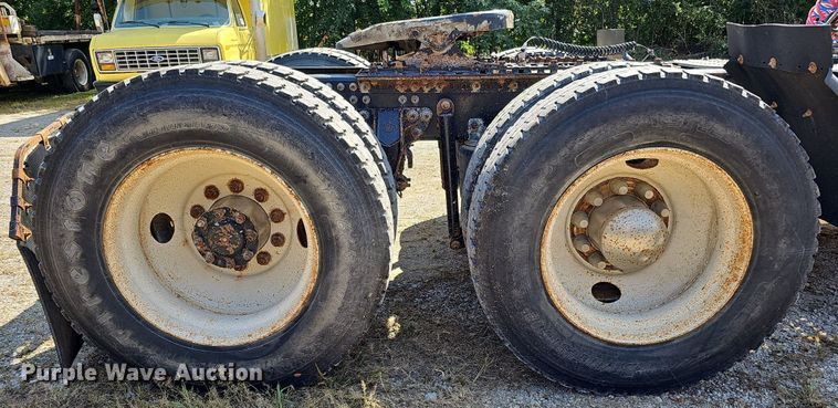 image for item DQ1117 2007 Mack CXN613  semi truck