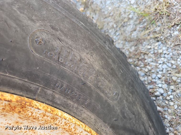 image for item DQ1117 2007 Mack CXN613  semi truck