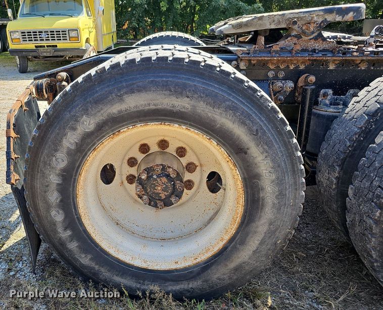 image for item DQ1117 2007 Mack CXN613  semi truck