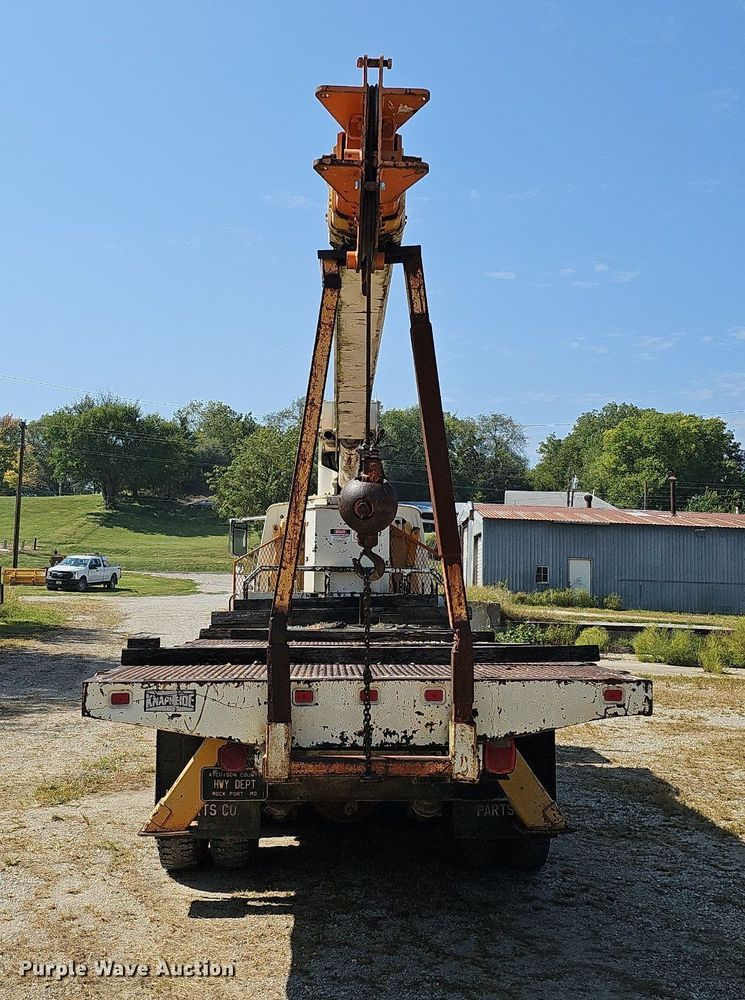 image for item DQ1118 1985 Ford LT8000  crane truck