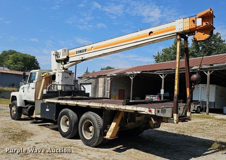 image for item DQ1118 1985 Ford LT8000  crane truck