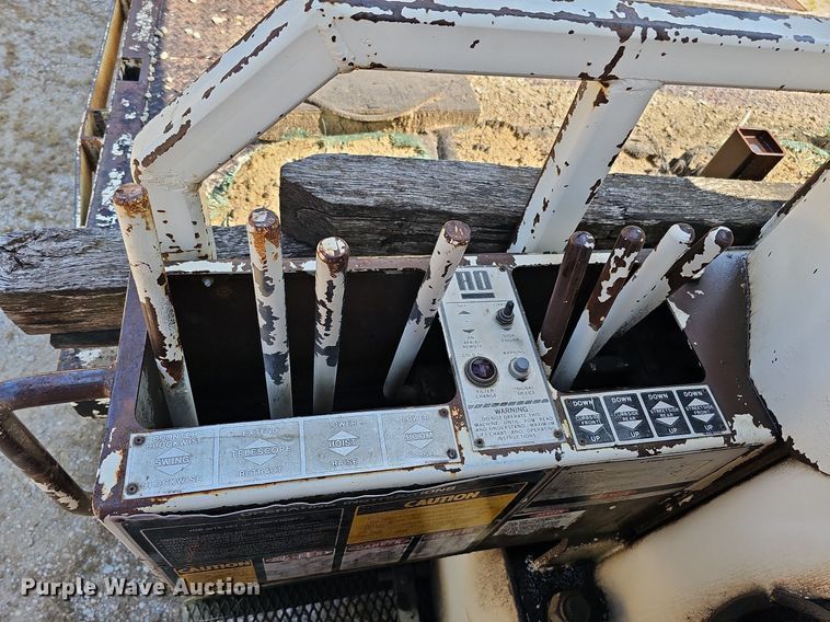 image for item DQ1118 1985 Ford LT8000  crane truck