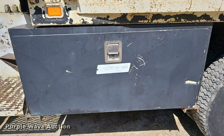 image for item DQ1118 1985 Ford LT8000  crane truck