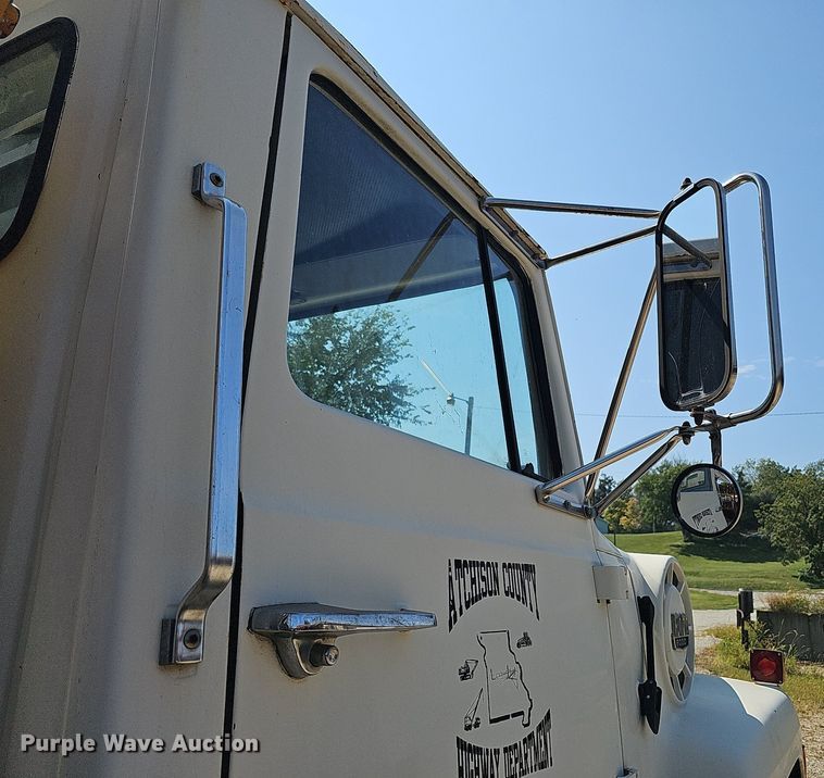 image for item DQ1118 1985 Ford LT8000  crane truck