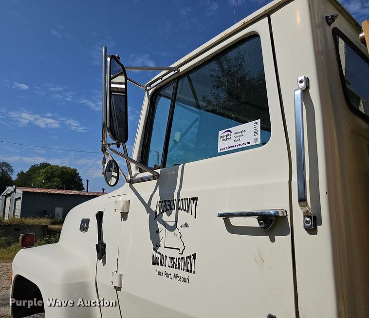 image for item DQ1118 1985 Ford LT8000  crane truck