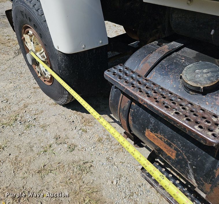 image for item DQ1118 1985 Ford LT8000  crane truck