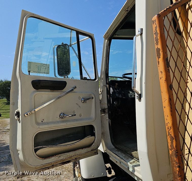 image for item DQ1118 1985 Ford LT8000  crane truck