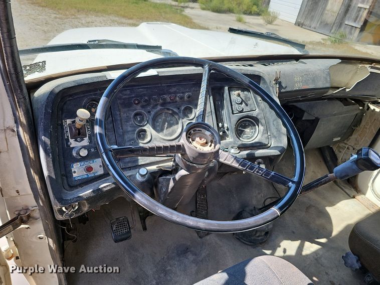 image for item DQ1118 1985 Ford LT8000  crane truck