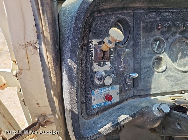 image for item DQ1118 1985 Ford LT8000  crane truck